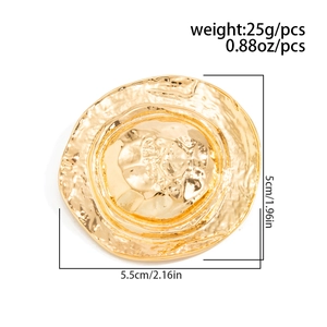 Dettaglio della spilla dorata con trama increspata irregolare, misura 5,5 cm e 25 g