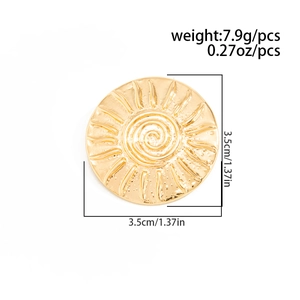 Dettaglio della spilla dorata da 3,5 cm con trama a raggiera e design a spirale centrale