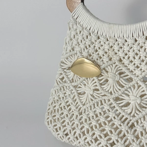Borsa macramè color crema fatta a mano con fibbia dorata e manico in legno vero