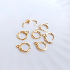 Gros plan de dormeuses plaquées or 14K avec boucles pour la fabrication de bijoux DIY
