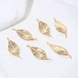 Détail de six pendentifs feuilles dorées 14K avec textures de veines fines pour bijoux DIY