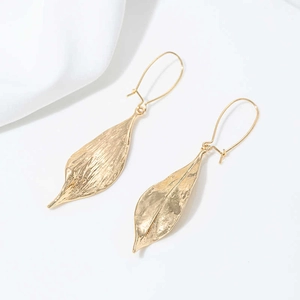 Boucles d'oreilles feuilles en plaqué or 14K avec texture naturelle et crochets