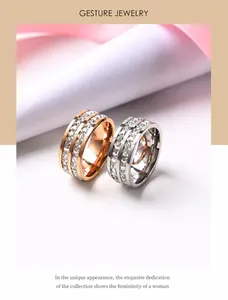 Dettaglio degli anelli eternity con doppia fila di zirconi quadrati in oro rosa e argento
