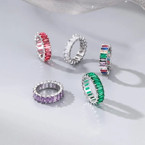 Eleganti anelli eternity con strass taglio smeraldo in vari colori su base argento