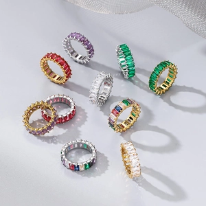 Anelli eternity multicolore con taglio a baguette in finiture oro e argento lucido
