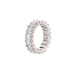 Elegante anello eternity in argento con cristalli di zirconia cubica scintillanti taglio baguette