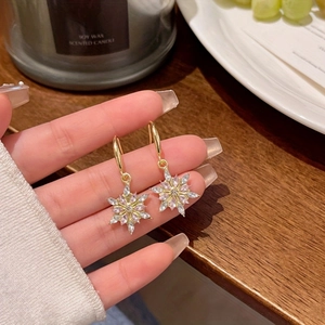 Eleganti orecchini a fiocco di neve con strass rosa e viola e ganci placcati oro