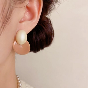 Boucles d'oreilles géométriques ovales bicolores crème et rose poudré au style minimaliste