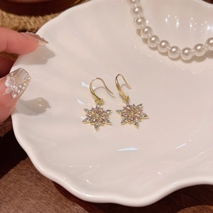 Eleganti orecchini a fiocco di neve con gemme rosa su vassoio a forma di conchiglia