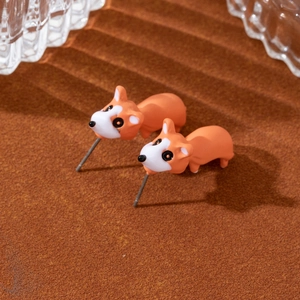Détail de boucles d'oreilles Corgi mignonnes en deux parties avec finition peinte orange