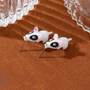 Détail de boucles d'oreilles bouledogue 3D en résine blanche avec taches noires