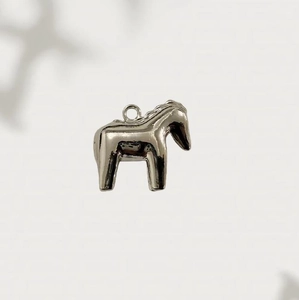 Ciondolo a forma di cavallo in argento lucido con anello chiuso per gioielli fai-da-te