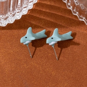 Gros plan de boucles d'oreilles requin bleu en argile polymère avec tiges argent