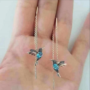 Eleganti orecchini a forma di colibrì d'oro con cristallo blu e lunghe catene sottili