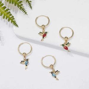Goldene Creolen mit bunten Kolibri-Anhängern, verziert mit leuchtenden Kristallsteinen