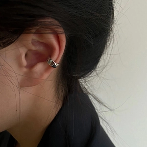 Elegante manguito de oreja multicapa en plata para mujer con acabado pulido espejo