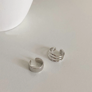 Set de earcuffs minimalistas plateados con banda ancha lisa y diseño de triple capa