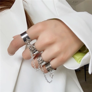 Anello a quattro dita collegato con catena stile punk con finitura metallica