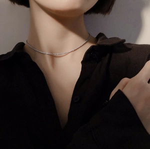 Collier ras de cou argenté élégant avec cristaux scintillants porté par un mannequin