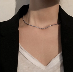 Collier ras du cou étoilé argenté élégant pour femme avec texture cuivre minimaliste