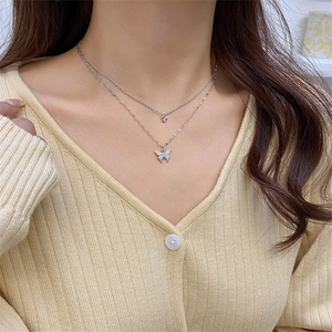 Collier double couche à pendentifs papillon avec cristaux brillants en finition argent