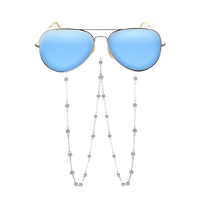 Lunettes aviateur bleues avec monture en argent et chaîne de lunettes en perles blanches