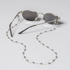 Lunettes de soleil rondes argentées avec chaîne en métal à perles minimaliste