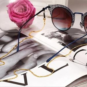 Modische goldene Brillenette mit Bambusgliedern an einer runden Vintage-Sonnenbrille