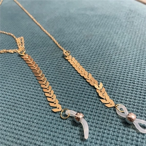Catena per occhiali alla moda in metallo dorato con elementi decorativi a forma di V