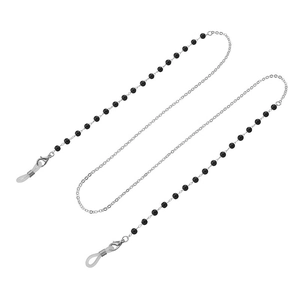 Détail de la chaîne à lunettes argentée avec perles noires et boucles en silicone souple