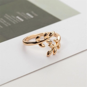 Eleganter goldener Blätterring für Damen mit glänzendem Finish und offenem Design-Stil