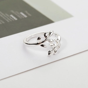 Detailansicht der silbernen Lorbeerblatt-Ring mit polierter Oberfläche und verstellbarem Band