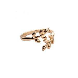 Eleganter offener Ring mit goldenem Lorbeerblatt und minimalistischem Design