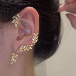 Orecchini a foglia d'oro con cristalli, ear cuff e perni dal design botanico elegante
