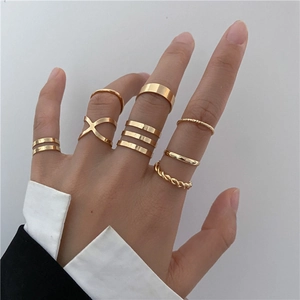 Detailansicht eines 10-teiligen goldenen Punk-Ring-Sets mit stapelbaren geometrischen Designs