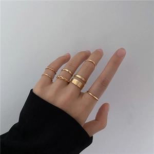 8-teiliges Punk-Ring-Set in Gold mit Ketten- und Drehdesign für Damen am Finger