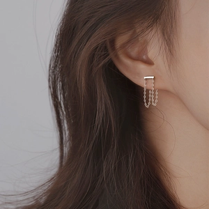Minimalistische S925 Sterling Silber Kette Ohrstecker getragen von einem Modell nahaufnahme