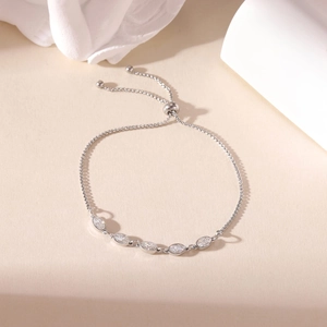 Pulsera ajustable de acero de titanio plateado con cinco circonitas en corte de marquesa