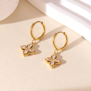 Elegantes pendientes dorados de trébol con cristales brillantes para un look de lujo