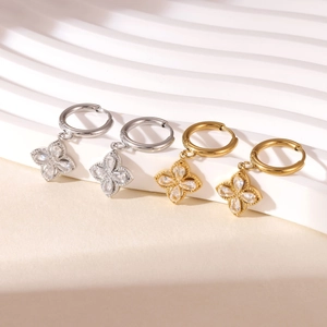 Pendientes de trébol con circonitas brillantes en acabados dorado y plateado