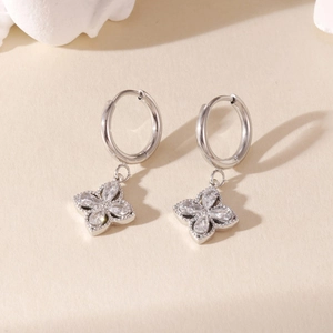 Elegantes pendientes de trébol de cuatro hojas en plata con circonitas brillantes de diseño