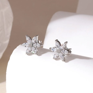 Eleganti orecchini a lobo a fiore in argento con zirconi marquise su base in pietra