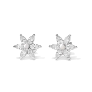 Orecchini a perno minimalisti a fiore in argento con pietre di zircone su sfondo bianco
