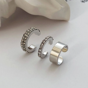 Dreiteiliges silbernes Ohrmanschetten-Set mit Zirkonia in minimalistischem Design