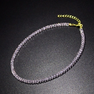 Minimalistische paarse kristallen choker met verstelbare gouden ketting en sluiting