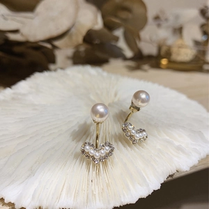 Elegantes pendientes de corazón con perlas y circonitas sobre una base de coral