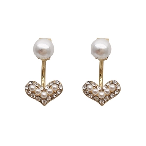 Elegantes pendientes de corazón dorados con perlas blancas y pedrería en fondo blanco