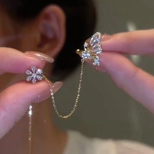 Boucles d'oreilles chaîne papillon et fleur dorées avec cristaux blancs étincelants