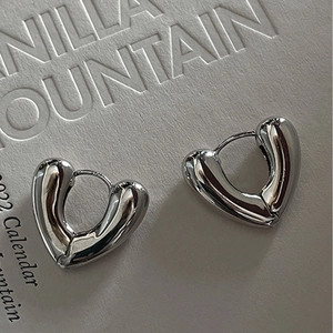 Boucles d'oreilles cœur dorées élégantes avec finition miroir sur carte premium