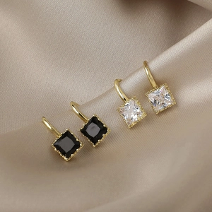 Elegante minimalistische quadratische Zirkon-Ohrhänger in Schwarz und Weiß mit Goldrand